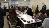 韓国の学生が着つけを体験