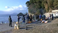 金輪島で大しめ縄の飾り付け