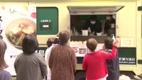 市役所中庭に移動販売車