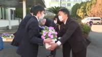 日出総合高校生が花を贈呈