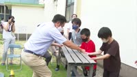 朝日小学校にベンチ寄贈