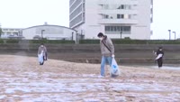 ボランティアが海岸清掃
