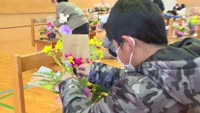 小学校でフラワーアレンジメント教室