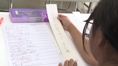 日出の小学生が俳句作り