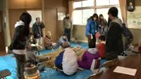 内成でわらじ作りを体験